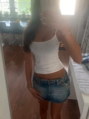 Lowwaist mini jeankjol - Snygg low waist mini jeanskjol i strl 36, midja:41cm. Kommer fler unika jeansshorts/kjolar så följ!!