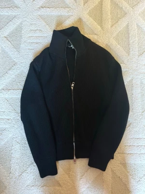 ZARA TRÖJA - Svart Full-zip tröja från Zara från deras ”premium-kollektion”. Tjockt och tungt material med en aning kroppad passform. Storlek Large, kan passa dig som har Medium.  Använt ett fåtal gånger