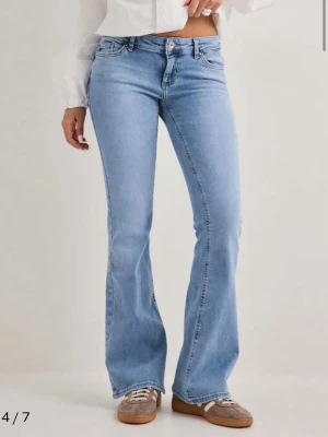 Ljusblå bootcut jeans - hittar inte den färgen som jag har på hemsidan men skriv för bilder, låg midja, använda 2 gånger
