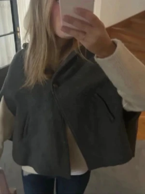 Populär Poncho från Zara - Populär poncho från Zara! Första bilden är inte min! Den är nästan aldrig andvänd och har inga defekter! Skicka gärna prisförslag, säljer billigt vid snabbt köp! Passar xs-S, jag är 167