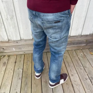 Blå jeans från Nudie - Säljer ett par snygga blå jeans från Nudie i modellen grim tim. Dom är knappt använda och har inga större problem. Pris kan diskuteras vid snabb affär👍👍