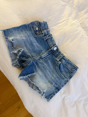 Blå jeansshorts med rå kant - Säljer ett var jeansshorts från ginatricot, som är använda ett fåtal gånger och är i väldigt fint skick. Jag säljer dom för 80kr
