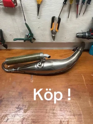 Avgassystem till moped - Säljer ett avgassystem till moped med kromad böjd pipa och ljuddämpare med grönt metallnät. Passar dig som vill uppgradera eller byta ut ditt nuvarande system. Snygg design och robust material.