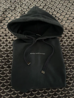 Dondup hoodie  - Marinblå hoodie från Dondup med klassisk huva och dragsnören. Tröjan är i bra skick, pris kan diskuteras. Skriv om ni undrar över något! 