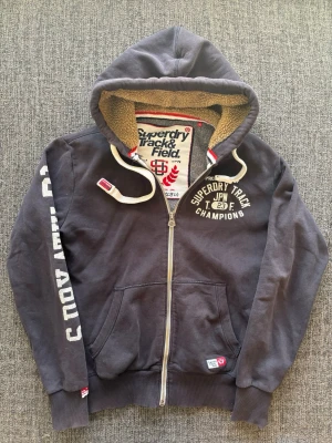 Superdry zip tröja ~ fodrad luva🏄 - Sjukt fet Superdry zip hoodie med fodrad luva – 2000’s modell och sällsynt vintage, stl L. Riktigt nice passform och perfekt till vardag 🔥  Fint skick och svår att få tag på idag ✌️ Kan även gå ner lite i pris vid snabb affär Skickas inom 24h 📦