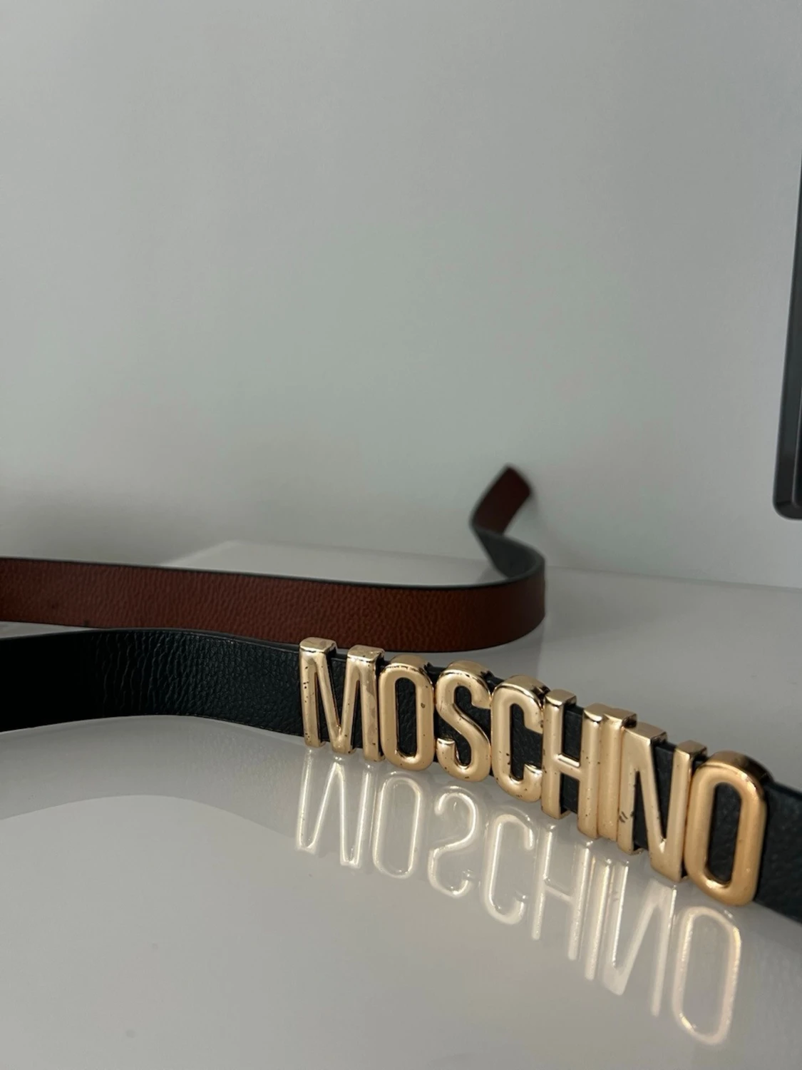 Moschino svart bälte med guldbokstäver
