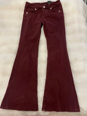 vinröda jeans - super fina slutsålda vinröda bootcut/ lowrise jeans från hm i storlek 32/xs, har använt en gång och säljer för att de är för stora de passar perfekt för sommaren med en basic tröja men speciellt till hösten/ vinter💞💞nypris 400kr