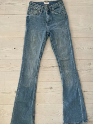 Blå bootcut jeans från Only - Säljer ett par ljusblå  bootcut jeans från Only i storlek 32/xxs. Väldigt fina jeans i mycket bra skick 