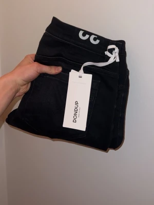 Dondup George svarta jeans - Säljer dessa sjukt feta dondup jeans i modellen george. Dessa passar både till vardags och finare tillfällen. Skicket på byxorna är mycket bra. Tag tillkommer vid köp! Skriv vid frågor🤗