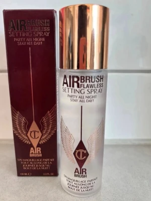 Charlotte Tilbury Airbrush Setting Spray - Face mist från Charlotte Tilbury, Airbrush Flawless Setting Spray. Kommer i en genomskinlig flaska med guldigt lock och detaljer i guld och vinrött. Perfekt för att fixera makeup och ge en fräsch känsla hela dagen.