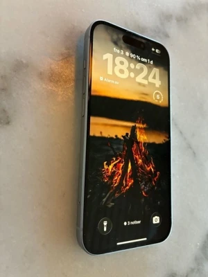 Iphone 15 128GB - iPhone 15 med 128 GB lagringsutrymme. Telefonen har en batterikapacitet på 87% och ett cykelantal på 496. Tillverkningsdatum är oktober 2023 och första användningen var januari 2024.  - Mycket bra skick, se bilder. - Bara 1 ägare - Repfri skärm, eftersom jag alltid haft skärmskydd på sedan ny. - Laddningen alltid begränsad i inställningarna, för att förbättra batterihälsa. - Mobilen kommer återställd.