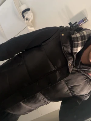 Burberry Puffer - Säljer min Burberry puffer pågrund av att den börjar bli för liten annars en jätte fin jacka som ja rekommenderar stort. Finns inga fel på jackan. Storlek M bra passform. Pris kan diskuteras vid snabb affär.