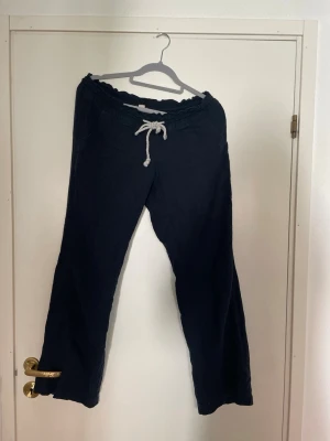 Roxy linnebyxor mörkblå - Säljer ett par Roxy linnebyxor som Tyvvär blivit för korta för mig som är ca 172. Kom privat för bilder på⭐️