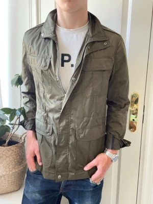 Pier one fieldjacket tun  - Pier one fieldjacket tun, Inga defekter förutom saknar en knapp som ni ser! Modellen i bilderna är 180 cm 75 kg och bär Storlek M passar L  , Kom med frågor! 🌟 (Kan gå ned i pris vid köp av paket 😉) 