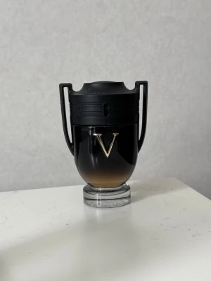 Paco Rabanne Invictus Victory EDP - Säljer en Paco Rabanne Invictus Victory Eau de Parfum. Ca 30ml av 50ml kvar. Kan gå ned vid snabb affär! En utmärkt doft för finare tillfällen! Den har dessutom macerateat i ca 3-4 år.