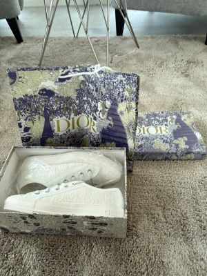 Dior womens shoes  - Hej! jag säljer mina skor som jag fick i present eftersom att de inte passar mig. Var inte rädda att lägga prisförslag💕