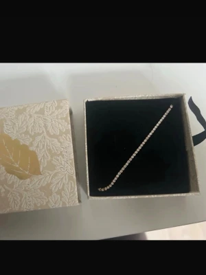 Tennis crystal bracelet - Jättefint armband, knappt använd.  Rostfritt stål - vattentåligt.  Det tillkommer även en förlängning (bild 4).   Det negativa är dock att det lätt fastnar i kläder, svårt att ha långärmat med detta armband.  Jag upplever det även lite stort   Nypris: 399kr
