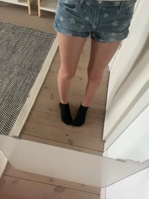 Blå jeansshorts med stjärnmönster - Snygga blå jeansshorts med vita stjärnor och klassisk femficksdesign. Shortsen har normal passform och är perfekta för varma sommardagar. Tillverkade i bomull för en bekväm känsla och avslappnad look. Från hm