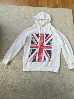 Vit hoodie med Union Jack-tryck - Säljer en vit hoodie med tryck i storlek S, använd men håller fortfarande en bra kvalité.