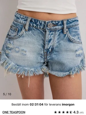 Jeansshorts - Säljer dessa supersnygga jeansshortsen från One Teaspoon. Modellen heter ”Dukes Low Waist Denim Shorts”. Storlek W24. Köptes för 949kr men säljer för 500kr. Nyskick med prislapp kvar🩷