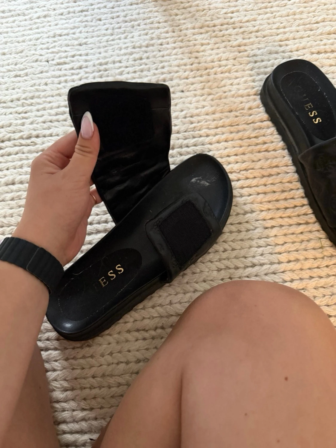 Svarta sandaler från GUESS - 2