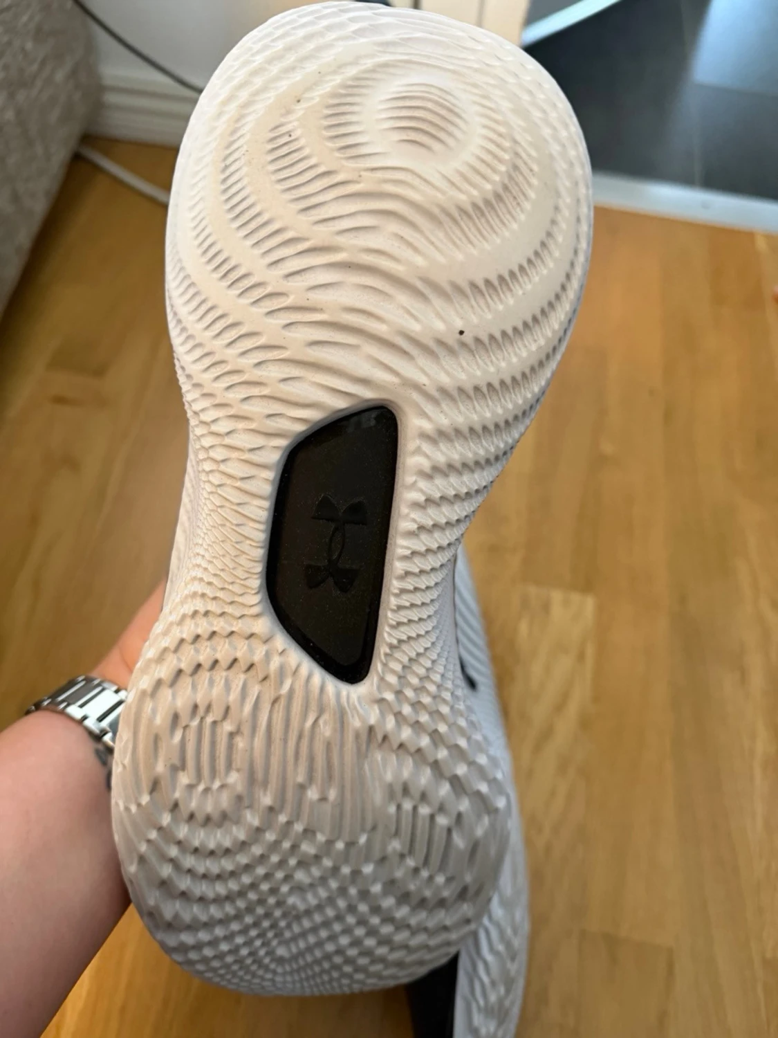 Svarta högskaftade sneakers från Under Armour  - 2