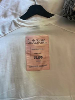 T-shirt med tryck bak - T-shirt med lös passform och tryck bak, super snygg och skön, använd 1 gång