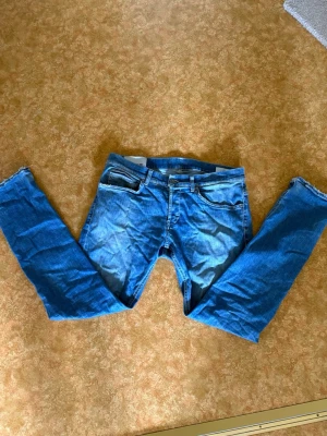 DonDup Jeans  - Mycket snygga DonDup jeans med slitningar som jag tyvär måste sälja då de inte passar mig längre. Hör av er om ni är intresserade eller har några frågor. Pris kan diskuteras❗️🤝