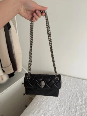 Kurt geiger väska - Äkta kurt geiger väska i svart skinn. Köptes från miinto för 2600