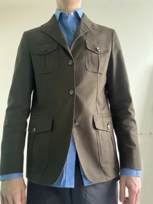 Safari overshirt  Cavaliere - Snygg Safari overshirt från Cavaliere.  Fungerar lika bra som jacka som en kavaj vid mer avslappnade tillfällen.  Nypris 5500kr Storlek 48 Enbart använd vid två tillfällen  Hör av dig vid frågor