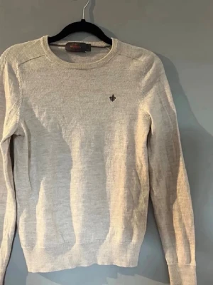 Morris stickad tröja beige - Skitsnygg stickad tröja från Morris- beige och slim i passform. Passar som bäst om man är ungefär 150-160cm lång. Hör av dig vid minsta fundering 