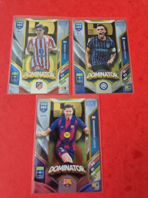 FIFA 365 Dominator samlarkort - Tre FIFA 365 Dominator samlarkort med fotbollsspelare från Atlético Madrid, Inter och FC Barcelona. Korten har färgstarka motiv, guldiga detaljer och är tillverkade i glansig papp. Perfekt för dig som gillar fotboll och samlar på sportkort.                                 20 kr styck