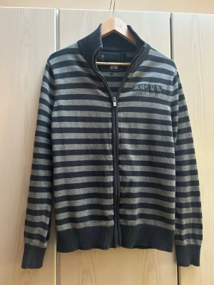 Kofta - Jätte cool Y2K kofta som jag fått men som tyvärr inte längre kommer till användning. Perfekt för en edgy look!