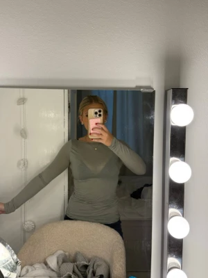grön tröja från Intimissimi - Snygg grön långärmad topp från Intimissimi i mjukt och stretchigt material. Modellen är figurnära och passar perfekt till jeans eller kjol. Enkel och stilren design utan synliga detaljer, vilket gör den lätt att matcha.