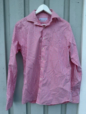 Skjorta från The Shirt Factory - Skjorta från the shirt factory | Storlek: 39 motsvarar typ M/L - Mycket bra skick | Hör av er vid frågor - TITTA ÄVEN MINA ANDRA SKJORTOR I PROFILEN!🥳🤝