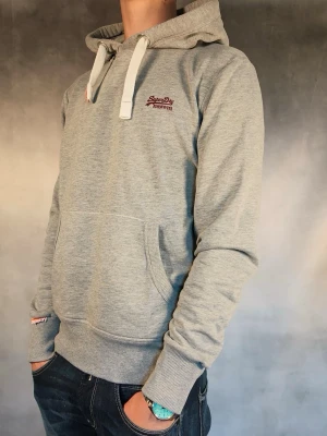 Superdry ”Vintage” Hoodie - - Hoodie från Superdry ”Vintage” — Storlek S — 9/10 — Bra skick, utan skavanker — Inkluderat - Hoodie — Retail ~ — Modellen är - 180cm, 65kg -