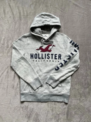 Hollister hoodie - Säljer denna feta hoodie från Hollister i storlek S! Tveka inte på att höra av dig vid frågor! 🙌