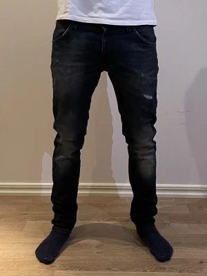 Jack and Jones Jeans med slitningar  - Säljer ett par riktigt fräscha svarta  jack and jones jeans med slitningar endast för 449kr!                                                                             Nypris:999kr därav väldigt bra erbjudande.                                                                    Har några frågor är det bara att fråga på!