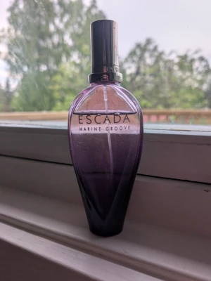Escada Marine Groove parfym - 90 ml från början. Eftertraktad escadadoft som inte går att köpa längre. Flaskan är lite sliten på korken och i botten. 
