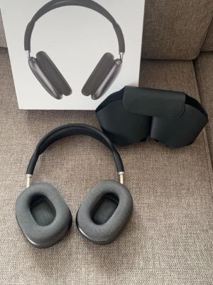 Apple AirPods Max svarta hörlurar - Snygga svarta Apple AirPods Max med mjuka öronkuddar i mesh och stilren aluminiumdesign. Kommer med originalförpackning och smart skyddsfodral. Perfekta för dig som vill ha grymt ljud och modern look.