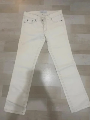 Jeans - Snygga vita jeans från Esprit med rak passform och klassisk femficksdesign. Jeansen har silverfärgade nitar och synliga sömmar. Perfekta för en clean och fräsch look. Materialet är bomull med lite stretch för extra komfort. Ett fläck som syns knappt 