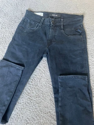Replay anbass - Snygga svarta jeans från replay. Jeansen är endast använda ett fåtal gånger så nästintill nyskick. 