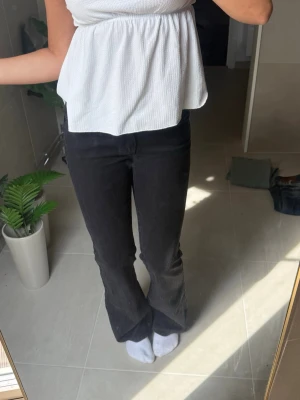 Svarta abrand bootcut jeans - Snygga svarta bootcut jeans med klassisk femficksmodell och normal midja. Aldrig använda, som nya