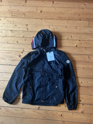 Moncler vindjacka - Svart Moncler vindjacka i storlek M. Nfc scan finns. Aldrig använd. Bara att höra av sig vid funderingar!