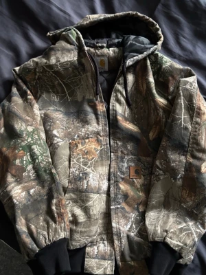 Carhartt camo jacka  - köpt här på plick, jag har inte använt den då den inte passade i storleken. skriv för fler bilder eller frågor💕