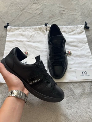 Moncler skor - Super fina svarta Moncler skor i storlek 42, skorna är i utmärkt skick utan några defekter. Dustbags medföljer samt extra snören. Nypris 5000kr mitt pris endast 1499kr. Hör av er vid frågor eller fler bilder. Mvh Trend closet😊🙌