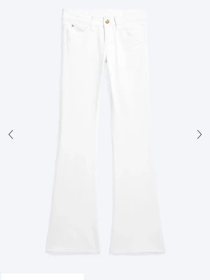 Vita weekday jeans  - Nu säljer jag mina fina vita lågmidjade bootcut jeans från weekday! Storlek 31/34🩷 Lite småfläckar men går med störst sannolikhet bort i tvätten! Hör av er vid frågor, pris kan alltid diskuteras!!💓💓