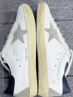Golden goose skor - Golden goose skor knappt använda storlek 44. Kommer med kvitto och är helt nya inprincip. ÄKTA SÅKLART ✅🧾