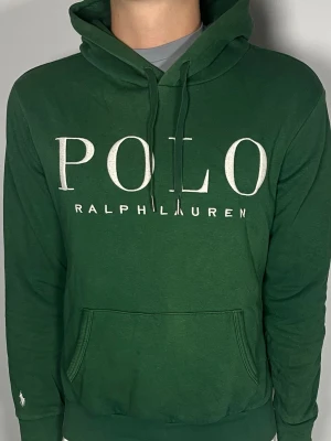 Ralph lauren hoodie - Säljer en riktigt snygg och trendig Ralph Lauren hoodie i fint skick, storlek M, vid frågor är det bara att skriva //Gramenti