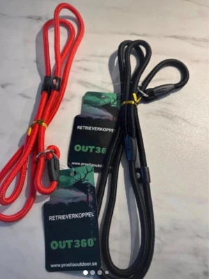 Retrieverkoppel röd och svart OUT360° (2st) rött och svart - Två retrieverkoppel från OUT360°, ett i rött och ett i svart. Tillverkade i slitstark nylon med metallringar och plastdetaljer. Perfekta för hundpromenader och träning. Säljes tillsammans. Nya båda två. 